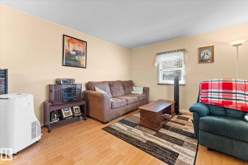 5240 53 Avenue, Wabamun, AB - Indoor Photo Showing Living Room