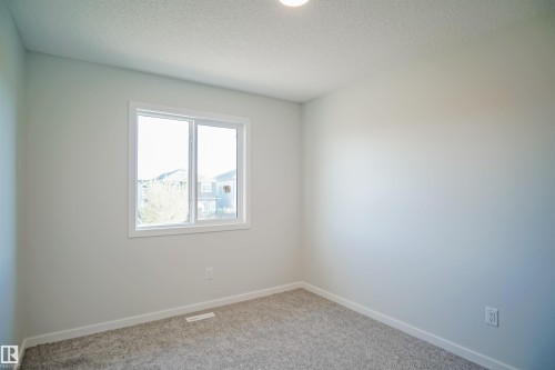 930 15 Avenue, Edmonton, AB - Indoor Photo Showing Other Room