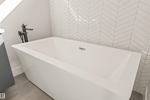 2 8343 Saskatchewan Drive, Edmonton, AB - Indoor Photo Showing Bathroom