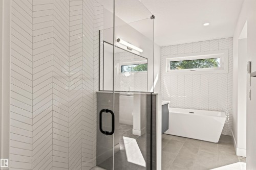 2 8343 Saskatchewan Drive, Edmonton, AB - Indoor Photo Showing Bathroom