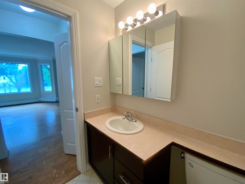 34 9914 80 Avenue, Edmonton, AB - Indoor Photo Showing Bathroom