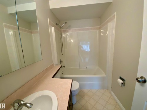 34 9914 80 Avenue, Edmonton, AB - Indoor Photo Showing Bathroom