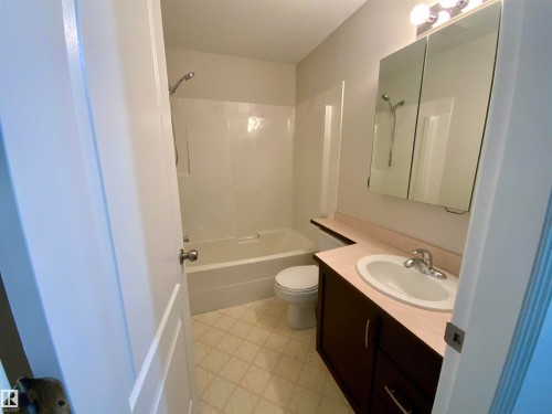 34 9914 80 Avenue, Edmonton, AB - Indoor Photo Showing Bathroom