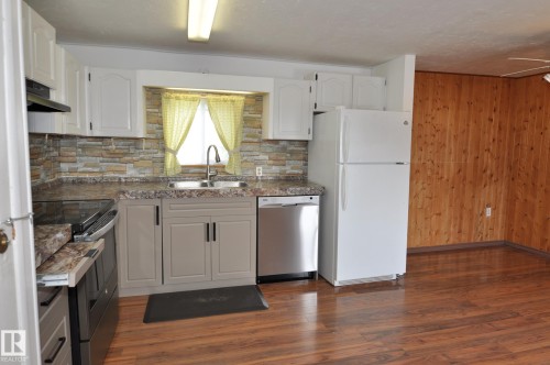 17-4839 47 Street, Gibbons, AB - Indoor Photo Showing Kitchen With Double Sink