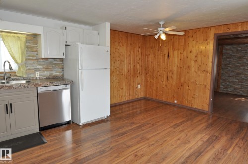 17-4839 47 Street, Gibbons, AB - Indoor Photo Showing Kitchen With Double Sink