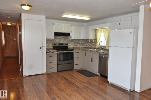 17-4839 47 Street, Gibbons, AB - Indoor Photo Showing Kitchen With Double Sink