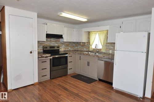17-4839 47 Street, Gibbons, AB - Indoor Photo Showing Kitchen With Double Sink