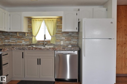 17-4839 47 Street, Gibbons, AB - Indoor Photo Showing Kitchen With Double Sink