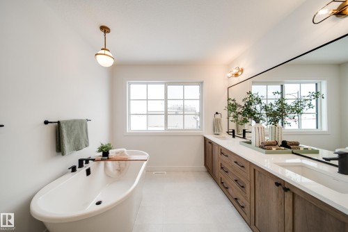 96 Chelles Wynd, St. Albert, AB - Indoor Photo Showing Bathroom