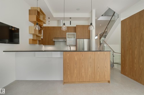 50 Sylvancroft Lane, Edmonton, AB - Indoor Photo Showing Kitchen