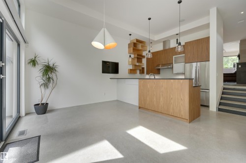 50 Sylvancroft Lane, Edmonton, AB - Indoor Photo Showing Kitchen