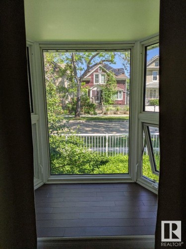 11242 95A Street, Edmonton, AB - Indoor