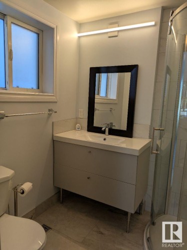 11242 95A Street, Edmonton, AB - Indoor Photo Showing Bathroom