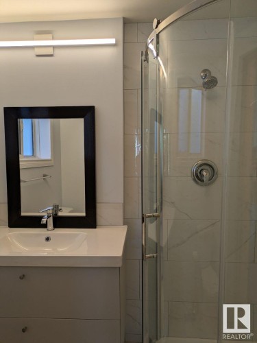 11242 95A Street, Edmonton, AB - Indoor Photo Showing Bathroom