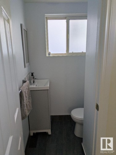 11242 95A Street, Edmonton, AB - Indoor Photo Showing Bathroom