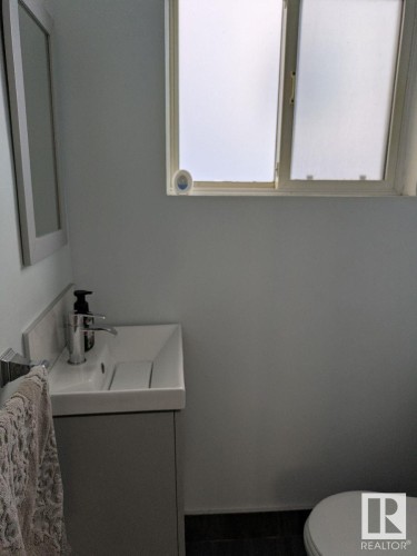 11242 95A Street, Edmonton, AB - Indoor Photo Showing Bathroom