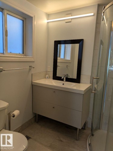 11242 95A Street, Edmonton, AB - Indoor Photo Showing Bathroom