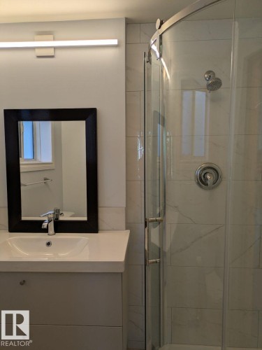 11242 95A Street, Edmonton, AB - Indoor Photo Showing Bathroom