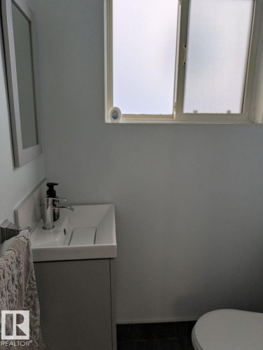 11242 95A Street, Edmonton, AB - Indoor Photo Showing Bathroom