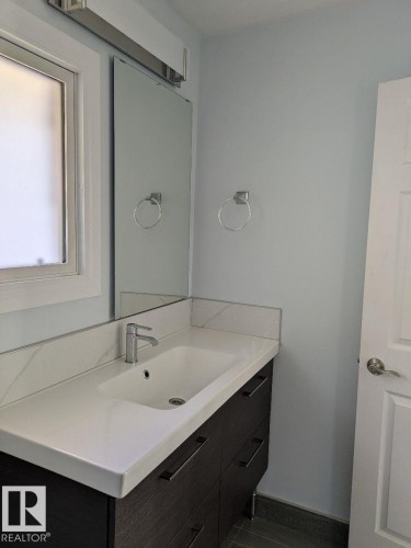 11242 95A Street, Edmonton, AB - Indoor Photo Showing Bathroom