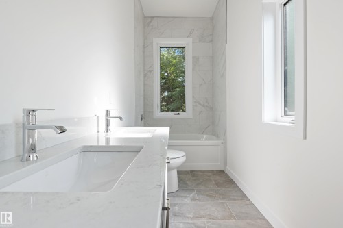 9807 90 Avenue, Edmonton, AB - Indoor Photo Showing Bathroom