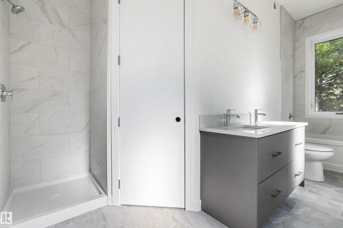9807 90 Avenue, Edmonton, AB - Indoor Photo Showing Bathroom