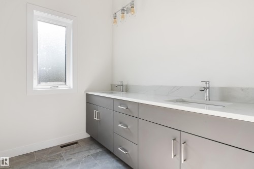 9807 90 Avenue, Edmonton, AB - Indoor Photo Showing Bathroom