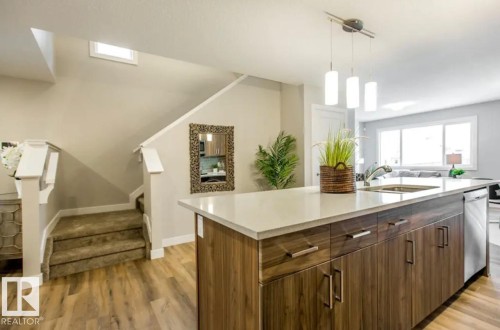 315 26 Street Sw, Edmonton, AB - Indoor Photo Showing Kitchen