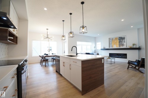 5557 Schonsee Drive, Edmonton, AB - Indoor Photo Showing Kitchen With Upgraded Kitchen