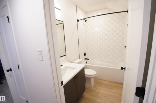 5557 Schonsee Drive, Edmonton, AB - Indoor Photo Showing Bathroom