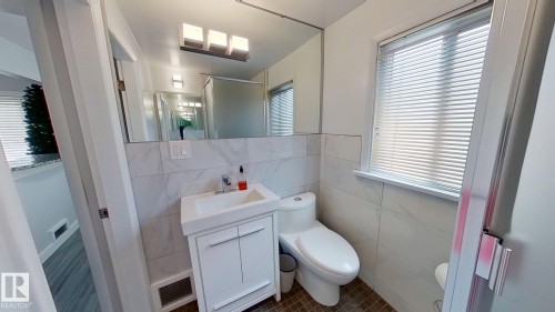 11708 130 Street, Edmonton, AB - Indoor Photo Showing Bathroom