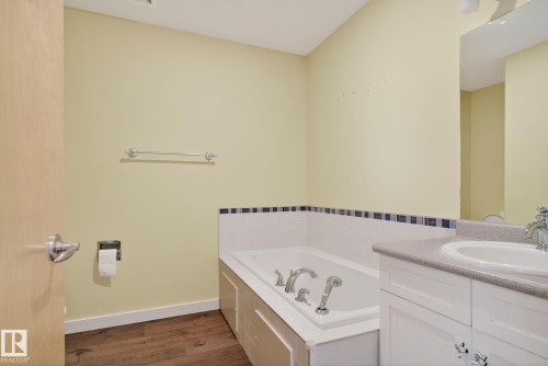 15860 41 Avenue, Edmonton, AB - Indoor Photo Showing Bathroom