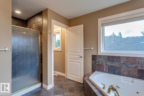 957 Hollingsworth Bend, Edmonton, AB - Indoor Photo Showing Bathroom