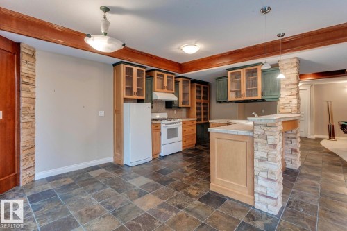 957 Hollingsworth Bend, Edmonton, AB - Indoor Photo Showing Kitchen