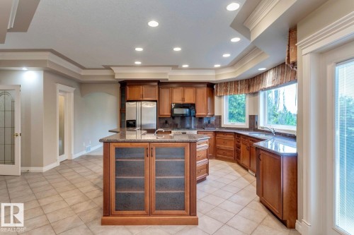 957 Hollingsworth Bend, Edmonton, AB - Indoor Photo Showing Kitchen