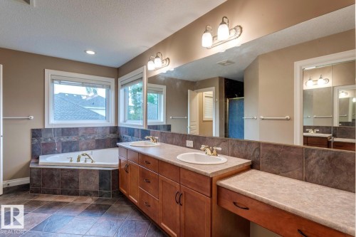 957 Hollingsworth Bend, Edmonton, AB - Indoor Photo Showing Bathroom