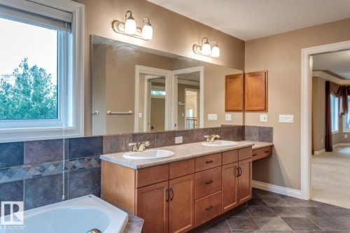 957 Hollingsworth Bend, Edmonton, AB - Indoor Photo Showing Bathroom