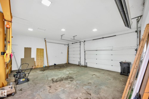 12414 112 Avenue, Edmonton, AB - Indoor Photo Showing Garage