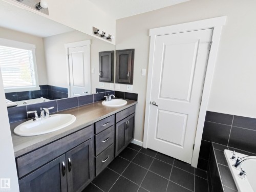 8008 18 Avenue, Edmonton, AB - Indoor Photo Showing Bathroom