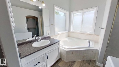29 Rue Bouchard, Beaumont, AB - Indoor Photo Showing Bathroom