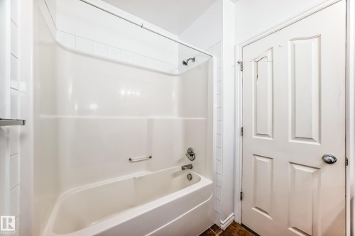 102 3010 33 Avenue Nw, Edmonton, AB - Indoor Photo Showing Bathroom