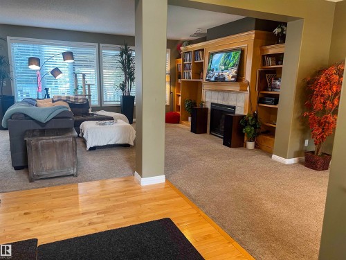 446 Sparling Court, Edmonton, AB - Indoor Photo Showing Living Room