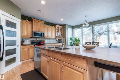 446 Sparling Court, Edmonton, AB - Indoor Photo Showing Kitchen
