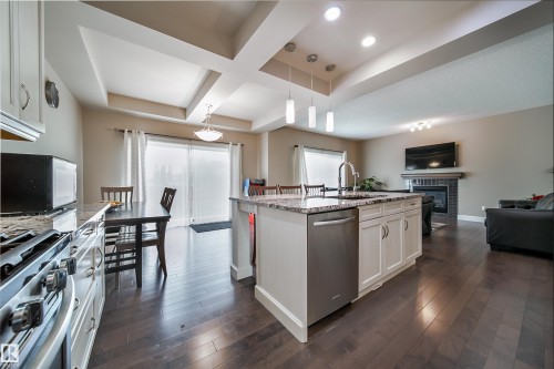 3203 Winspear Crescent, Edmonton, AB - Indoor Photo Showing Kitchen With Upgraded Kitchen