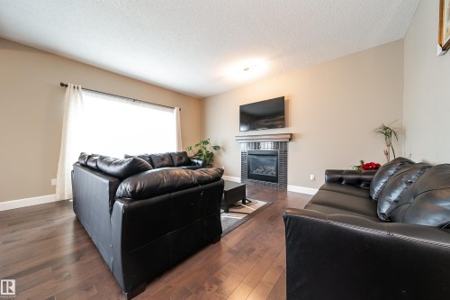 3203 Winspear Crescent, Edmonton, AB - Indoor Photo Showing Living Room With Fireplace