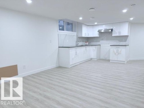 3203 Winspear Crescent, Edmonton, AB - Indoor Photo Showing Kitchen