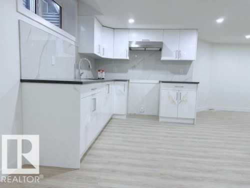 3203 Winspear Crescent, Edmonton, AB - Indoor Photo Showing Kitchen