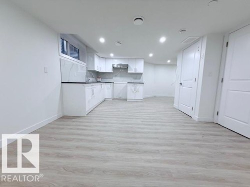 3203 Winspear Crescent, Edmonton, AB - Indoor Photo Showing Kitchen