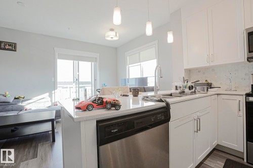 426 812 Welsh Drive, Edmonton, AB - Indoor Photo Showing Kitchen