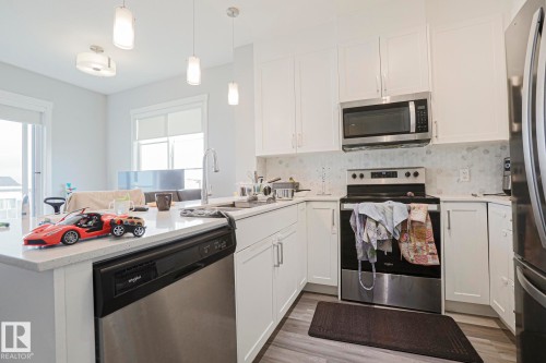426 812 Welsh Drive, Edmonton, AB - Indoor Photo Showing Kitchen